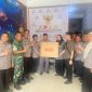 Anggota DPR RI Trinovi Khairani Sitorus menyerahkan bantuan satu unit komputer lengkap kepada Ketua KPAD Labuhanbatu Utara H. Idris Aritonang beserta jajaran komisioner di Kantor KPAD Labuhanbatu Utara, Senin (3/8/2026). Foto: GS