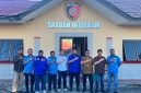 Ketua terpilih DPD KNPI Labura, Ginda Sinaga, beserta jajaran pengurus berfoto bersama Kasat Intelkam Polres Labuhanbatu, AKP Ogan Sembiring, SH, dan jajaran di depan gedung Satuan Intelkam, Kompleks Mapolres Labuhanbatu, Kamis (6/8/2026). Foto: GS