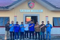 Ketua terpilih DPD KNPI Labura, Ginda Sinaga, beserta jajaran pengurus berfoto bersama Kasat Intelkam Polres Labuhanbatu, AKP Ogan Sembiring, SH, dan jajaran di depan gedung Satuan Intelkam, Kompleks Mapolres Labuhanbatu, Kamis (6/8/2026). Foto: GS