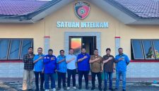 Ketua terpilih DPD KNPI Labura, Ginda Sinaga, beserta jajaran pengurus berfoto bersama Kasat Intelkam Polres Labuhanbatu, AKP Ogan Sembiring, SH, dan jajaran di depan gedung Satuan Intelkam, Kompleks Mapolres Labuhanbatu, Kamis (6/8/2026). Foto: GS