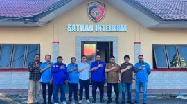 Ketua terpilih DPD KNPI Labura, Ginda Sinaga, beserta jajaran pengurus berfoto bersama Kasat Intelkam Polres Labuhanbatu, AKP Ogan Sembiring, SH, dan jajaran di depan gedung Satuan Intelkam, Kompleks Mapolres Labuhanbatu, Kamis (6/8/2026). Foto: GS