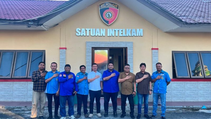 Ketua terpilih DPD KNPI Labura, Ginda Sinaga, beserta jajaran pengurus berfoto bersama Kasat Intelkam Polres Labuhanbatu, AKP Ogan Sembiring, SH, dan jajaran di depan gedung Satuan Intelkam, Kompleks Mapolres Labuhanbatu, Kamis (6/8/2026). Foto: GS