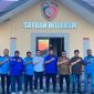 Ketua terpilih DPD KNPI Labura, Ginda Sinaga, beserta jajaran pengurus berfoto bersama Kasat Intelkam Polres Labuhanbatu, AKP Ogan Sembiring, SH, dan jajaran di depan gedung Satuan Intelkam, Kompleks Mapolres Labuhanbatu, Kamis (6/8/2026). Foto: GS