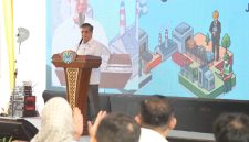 Menteri Ketenagakerjaan Yassierli memberikan sambutan sekaligus meluncurkan program keringanan iuran Jaminan Kecelakaan Kerja dan Jaminan Kematian bagi pekerja informal sektor persampahan dalam acara Aksi Kolaborasi Peluncuran Pelindungan Sosial di Fasilitas RDF Rorotan, Jakarta Utara, Senin (10/8/2026). Foto: Ist.