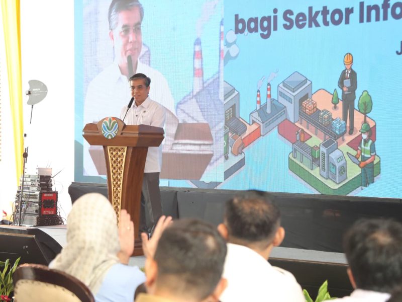 Menteri Ketenagakerjaan Yassierli memberikan sambutan sekaligus meluncurkan program keringanan iuran Jaminan Kecelakaan Kerja dan Jaminan Kematian bagi pekerja informal sektor persampahan dalam acara Aksi Kolaborasi Peluncuran Pelindungan Sosial di Fasilitas RDF Rorotan, Jakarta Utara, Senin (10/8/2026). Foto: Ist.