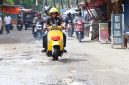 Foto: Wakil Wali Kota Binjai, Hasanul Jihadi atau Wawa Binjai, menjajal langsung kondisi jalan rusak dengan menunggangi sepeda motor di kawasan Binjai. 