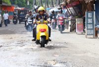 Foto: Wakil Wali Kota Binjai, Hasanul Jihadi atau Wawa Binjai, menjajal langsung kondisi jalan rusak dengan menunggangi sepeda motor di kawasan Binjai. 