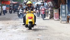 Foto: Wakil Wali Kota Binjai, Hasanul Jihadi atau Wawa Binjai, menjajal langsung kondisi jalan rusak dengan menunggangi sepeda motor di kawasan Binjai.