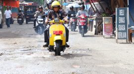 Foto: Wakil Wali Kota Binjai, Hasanul Jihadi atau Wawa Binjai, menjajal langsung kondisi jalan rusak dengan menunggangi sepeda motor di kawasan Binjai. 