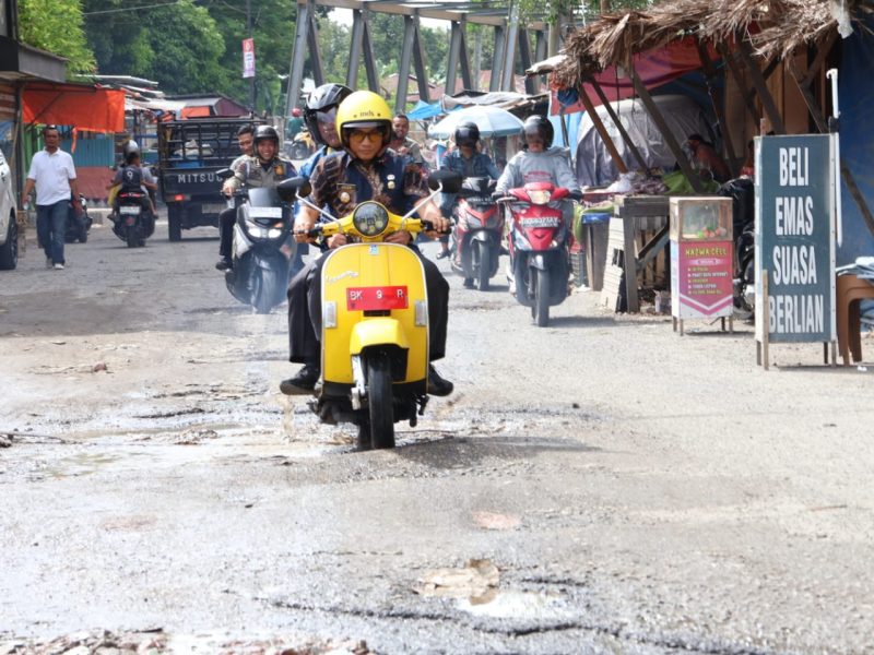 Foto: Wakil Wali Kota Binjai, Hasanul Jihadi atau Wawa Binjai, menjajal langsung kondisi jalan rusak dengan menunggangi sepeda motor di kawasan Binjai. 