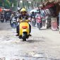 Foto: Wakil Wali Kota Binjai, Hasanul Jihadi atau Wawa Binjai, menjajal langsung kondisi jalan rusak dengan menunggangi sepeda motor di kawasan Binjai. 