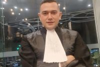Andes Radytya tampak mengenakan jubah resmi Advokat usai mengucapkan sumpah jabatan di Pengadilan Negeri Medan, Rabu (12/8/2026). Foto: Hendra.