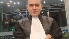 Andes Radytya tampak mengenakan jubah resmi Advokat usai mengucapkan sumpah jabatan di Pengadilan Negeri Medan, Rabu (12/8/2026). Foto: Hendra.