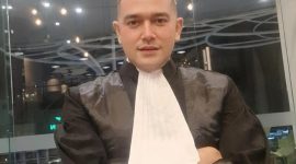 Andes Radytya tampak mengenakan jubah resmi Advokat usai mengucapkan sumpah jabatan di Pengadilan Negeri Medan, Rabu (12/8/2026). Foto: Hendra.