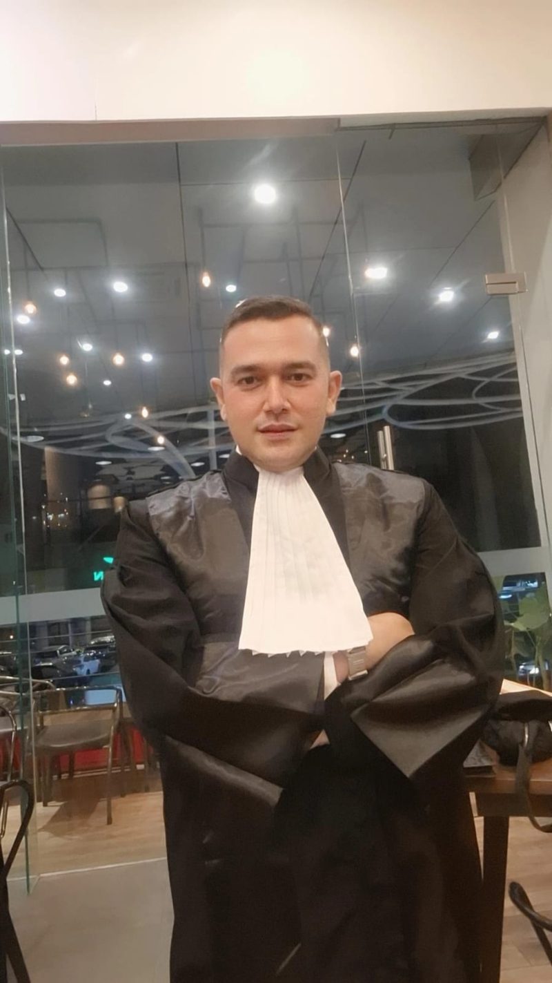 Andes Radytya tampak mengenakan jubah resmi Advokat usai mengucapkan sumpah jabatan di Pengadilan Negeri Medan, Rabu (12/8/2026). Foto: Hendra.