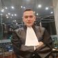 Andes Radytya tampak mengenakan jubah resmi Advokat usai mengucapkan sumpah jabatan di Pengadilan Negeri Medan, Rabu (12/8/2026). Foto: Hendra.