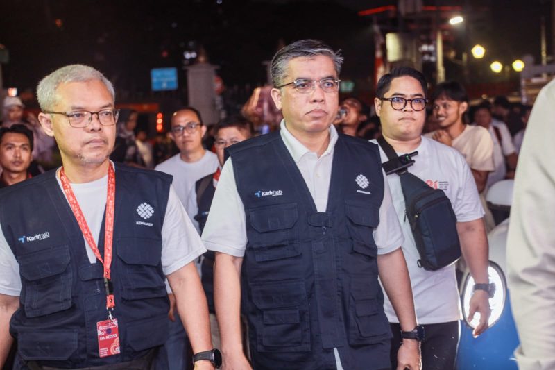 Menteri Ketenagakerjaan Yassierli beserta jajaran tampil dalam karnaval peringatan HUT ke-81 Kemerdekaan RI di Jakarta, Senin (17/8/2026).