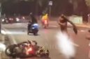 Rekaman video yang viral memperlihatkan pria berinisial J (23) yang tanpa busana sempat mengamuk memukul pengendara di Jalan Raya Lenteng Agung, Jagakarsa, Jakarta Selatan, Rabu (19/8/2026). Foto: Screenshot.