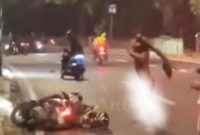 Rekaman video yang viral memperlihatkan pria berinisial J (23) yang tanpa busana sempat mengamuk memukul pengendara di Jalan Raya Lenteng Agung, Jagakarsa, Jakarta Selatan, Rabu (19/8/2026). Foto: Screenshot.