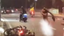 Rekaman video yang viral memperlihatkan pria berinisial J (23) yang tanpa busana sempat mengamuk memukul pengendara di Jalan Raya Lenteng Agung, Jagakarsa, Jakarta Selatan, Rabu (19/8/2026). Foto: Screenshot.