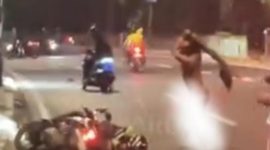 Rekaman video yang viral memperlihatkan pria berinisial J (23) yang tanpa busana sempat mengamuk memukul pengendara di Jalan Raya Lenteng Agung, Jagakarsa, Jakarta Selatan, Rabu (19/8/2026). Foto: Screenshot.