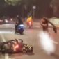 Rekaman video yang viral memperlihatkan pria berinisial J (23) yang tanpa busana sempat mengamuk memukul pengendara di Jalan Raya Lenteng Agung, Jagakarsa, Jakarta Selatan, Rabu (19/8/2026). Foto: Screenshot.