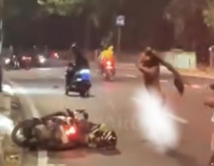 Rekaman video yang viral memperlihatkan pria berinisial J (23) yang tanpa busana sempat mengamuk memukul pengendara di Jalan Raya Lenteng Agung, Jagakarsa, Jakarta Selatan, Rabu (19/8/2026). Foto: Screenshot.
