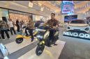 Motor Listrik: Santiko Wardoyo, CEO Indomobil Dealer Grou dan Pius Wirawan, CEO PT Indomobil Emotor Internasional, mencoba motor listrik di  Laguna Atrium, Deli Park Mall, Medan, Selasa (18/8). (Foto : Dok Fauzan).