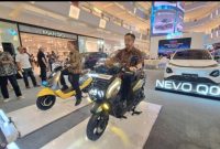 Motor Listrik: Santiko Wardoyo, CEO Indomobil Dealer Grou dan Pius Wirawan, CEO PT Indomobil Emotor Internasional, mencoba motor listrik di  Laguna Atrium, Deli Park Mall, Medan, Selasa (18/8). (Foto : Dok Fauzan).