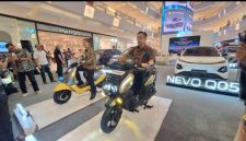 Motor Listrik: Santiko Wardoyo, CEO Indomobil Dealer Grou dan Pius Wirawan, CEO PT Indomobil Emotor Internasional, mencoba motor listrik di  Laguna Atrium, Deli Park Mall, Medan, Selasa (18/8). (Foto : Dok Fauzan).