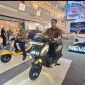 Motor Listrik: Santiko Wardoyo, CEO Indomobil Dealer Grou dan Pius Wirawan, CEO PT Indomobil Emotor Internasional, mencoba motor listrik di  Laguna Atrium, Deli Park Mall, Medan, Selasa (18/8). (Foto : Dok Fauzan).