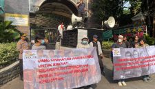 Foto: Massa dari Jatmiko bersama elemen mahasiswa menggelar aksi unjuk rasa kelima di depan Kantor Kejaksaan Agung RI, Jakarta, Jumat (21/8/2026).