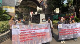 Foto: Massa dari Jatmiko bersama elemen mahasiswa menggelar aksi unjuk rasa kelima di depan Kantor Kejaksaan Agung RI, Jakarta, Jumat (21/8/2026).