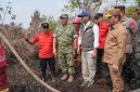 Menteri Kehutanan Raja Antoni didampingi Gubernur Kalbar Ria Norsan serta jajaran TNI, Polri, dan tim pemadam meninjau lokasi kebakaran hutan dan lahan di Rasau Jaya Satu, Kabupaten Kubu Raya, Kalimantan Barat, Senin (24/8/2026). Foto: Akbar.