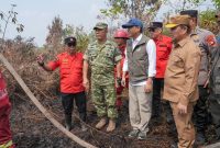Menteri Kehutanan Raja Antoni didampingi Gubernur Kalbar Ria Norsan serta jajaran TNI, Polri, dan tim pemadam meninjau lokasi kebakaran hutan dan lahan di Rasau Jaya Satu, Kabupaten Kubu Raya, Kalimantan Barat, Senin (24/8/2026). Foto: Akbar.
