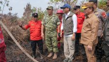 Menteri Kehutanan Raja Antoni didampingi Gubernur Kalbar Ria Norsan serta jajaran TNI, Polri, dan tim pemadam meninjau lokasi kebakaran hutan dan lahan di Rasau Jaya Satu, Kabupaten Kubu Raya, Kalimantan Barat, Senin (24/8/2026). Foto: Akbar.