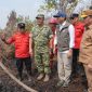 Menteri Kehutanan Raja Antoni didampingi Gubernur Kalbar Ria Norsan serta jajaran TNI, Polri, dan tim pemadam meninjau lokasi kebakaran hutan dan lahan di Rasau Jaya Satu, Kabupaten Kubu Raya, Kalimantan Barat, Senin (24/8/2026). Foto: Akbar.