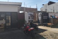 Pembangunan proyek Komplek Deli Prime Residence di Kelurahan Deli Tua, Kabupaten Deli Serdang, yang diduga berjalan tanpa mengantongi izin Persetujuan Bangunan Gedung (PBG), izin alih fungsi lahan, serta dokumen lingkungan yang sah. Organisasi MAI Sumut mendesak Satpol PP segera menyegel dan menghentikan aktivitas pembangunan tersebut. Foto: Hendra.