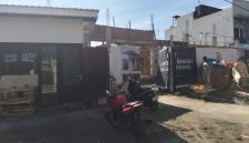 Pembangunan proyek Komplek Deli Prime Residence di Kelurahan Deli Tua, Kabupaten Deli Serdang, yang diduga berjalan tanpa mengantongi izin Persetujuan Bangunan Gedung (PBG), izin alih fungsi lahan, serta dokumen lingkungan yang sah. Organisasi MAI Sumut mendesak Satpol PP segera menyegel dan menghentikan aktivitas pembangunan tersebut. Foto: Hendra.