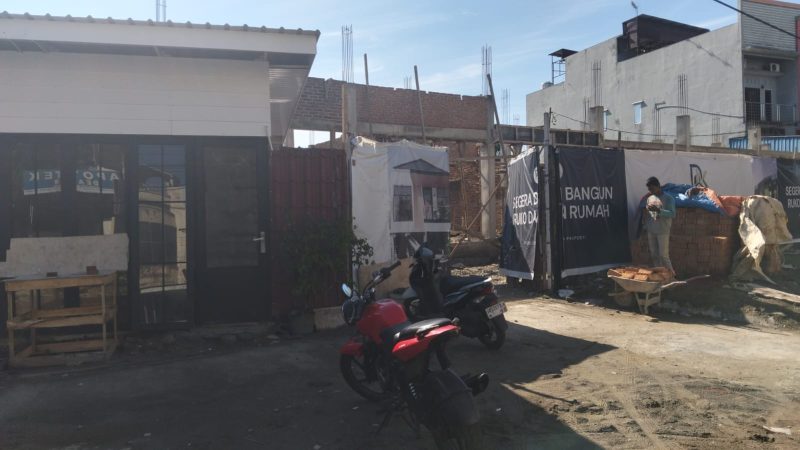 Pembangunan proyek Komplek Deli Prime Residence di Kelurahan Deli Tua, Kabupaten Deli Serdang, yang diduga berjalan tanpa mengantongi izin Persetujuan Bangunan Gedung (PBG), izin alih fungsi lahan, serta dokumen lingkungan yang sah. Organisasi MAI Sumut mendesak Satpol PP segera menyegel dan menghentikan aktivitas pembangunan tersebut. Foto: Hendra.