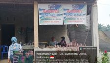 Kantor atau unit usaha BUMDes Mekar Sari Jaya yang terpasang spanduk bertuliskan Desa Mekar Sari, Kecamatan Deli Tua, Kabupaten Deli Serdang. Meski tertulis beralamat di Deli Tua, penguasaan lahannya justru berada di wilayah Desa Marindal I, Kecamatan Patumbak, dan diduga sedang bersengketa dengan ahli waris pemilik tanah yang dilarang mengelola tanah milik leluhurnya sendiri. Foto: Hendra.