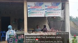 Kantor atau unit usaha BUMDes Mekar Sari Jaya yang terpasang spanduk bertuliskan Desa Mekar Sari, Kecamatan Deli Tua, Kabupaten Deli Serdang. Meski tertulis beralamat di Deli Tua, penguasaan lahannya justru berada di wilayah Desa Marindal I, Kecamatan Patumbak, dan diduga sedang bersengketa dengan ahli waris pemilik tanah yang dilarang mengelola tanah milik leluhurnya sendiri. Foto: Hendra.