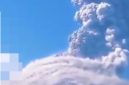 Kolom abu vulkanik membumbung tinggi mencapai 2.500 meter di atas puncak Gunung Lewotobi Laki-laki, Flores Timur, NTT, saat erupsi pada Kamis (27/8/2026) pagi. Foto: Screenshot.
