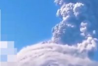 Kolom abu vulkanik membumbung tinggi mencapai 2.500 meter di atas puncak Gunung Lewotobi Laki-laki, Flores Timur, NTT, saat erupsi pada Kamis (27/8/2026) pagi. Foto: Screenshot.