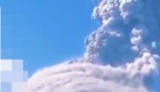 Kolom abu vulkanik membumbung tinggi mencapai 2.500 meter di atas puncak Gunung Lewotobi Laki-laki, Flores Timur, NTT, saat erupsi pada Kamis (27/8/2026) pagi. Foto: Screenshot.