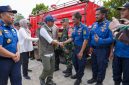 Menteri Kehutanan Raja Antoni memberikan apresiasi kepada petugas pemadam kebakaran saat menyerahkan sertifikat Perhutanan Sosial di wilayah Kalimantan Timur, Rabu (26/8/2026). Foto: Akbar.