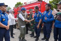 Menteri Kehutanan Raja Antoni memberikan apresiasi kepada petugas pemadam kebakaran saat menyerahkan sertifikat Perhutanan Sosial di wilayah Kalimantan Timur, Rabu (26/8/2026). Foto: Akbar.