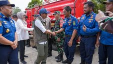 Menteri Kehutanan Raja Antoni memberikan apresiasi kepada petugas pemadam kebakaran saat menyerahkan sertifikat Perhutanan Sosial di wilayah Kalimantan Timur, Rabu (26/8/2026). Foto: Akbar.