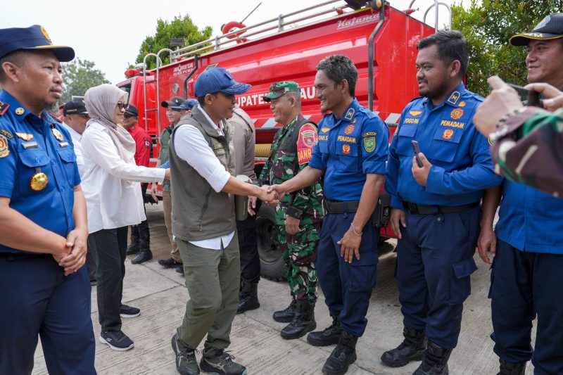 Menteri Kehutanan Raja Antoni memberikan apresiasi kepada petugas pemadam kebakaran saat menyerahkan sertifikat Perhutanan Sosial di wilayah Kalimantan Timur, Rabu (26/8/2026). Foto: Akbar.