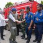 Menteri Kehutanan Raja Antoni memberikan apresiasi kepada petugas pemadam kebakaran saat menyerahkan sertifikat Perhutanan Sosial di wilayah Kalimantan Timur, Rabu (26/8/2026). Foto: Akbar.